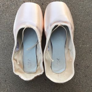 Bloch pointe shoes size 2 1/2 X, never used.